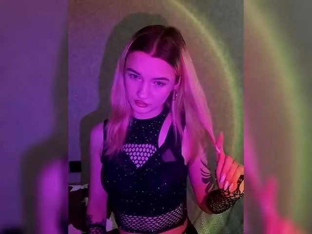 -LisiPeaches- from BongaCams